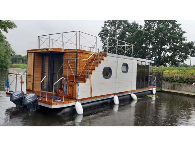 Hire Canal boat Campi with a boat licence
