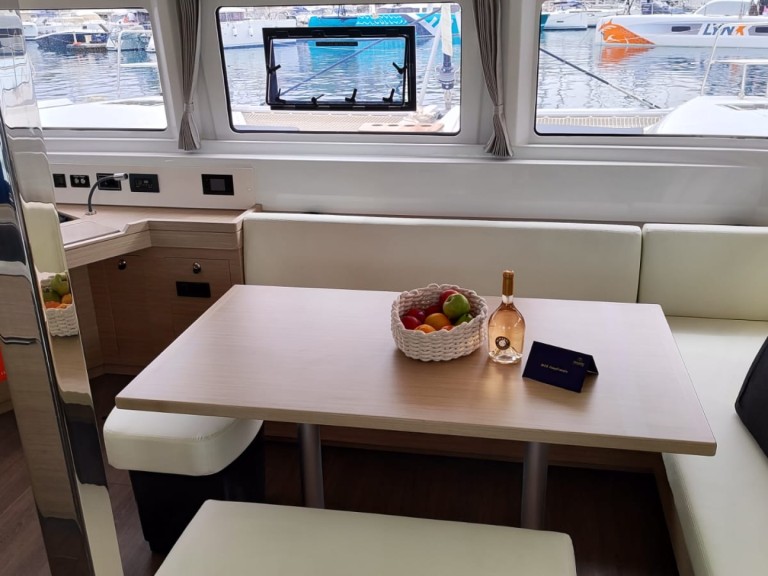 Charter a Lagoon Lagoon 46 in Lávrio on Samboat