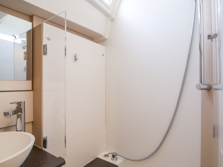 Hire Sailboat Jeanneau with a boat licence