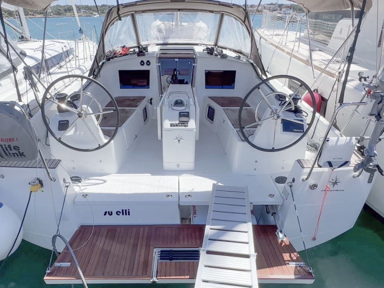 Jeanneau Sun Odyssey 410 charter bareboat or skippered in  Portocolom