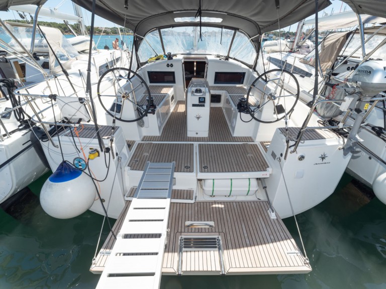 Yacht charter Portocolom - Jeanneau Sun Odyssey 440 on SamBoat