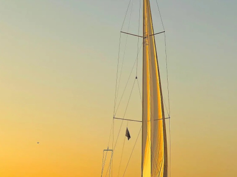 Sailboat to hire Alimos at the best price