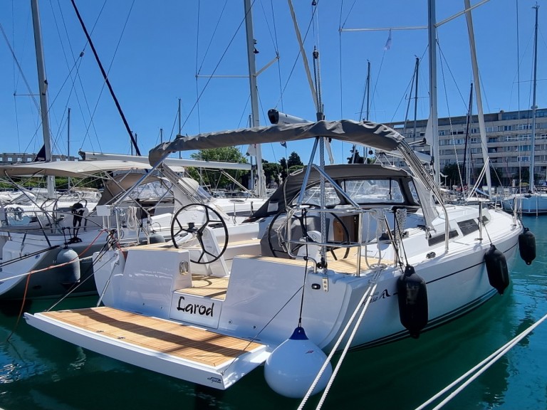 Hire a Hanse Hanse 348 Pula