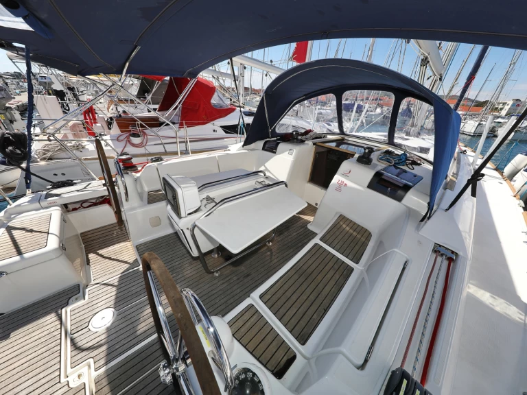 Sailboat to hire Šibenik at the best price