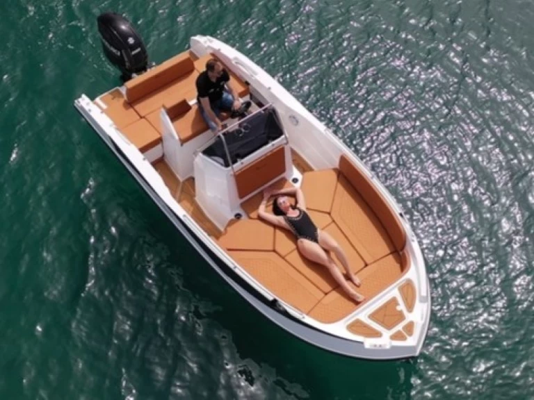 Nireus CL 620 charter bareboat or skippered in  Sanguinet