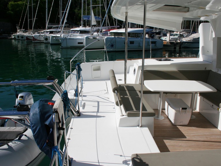 Hire Catamaran Lagoon with a boat licence