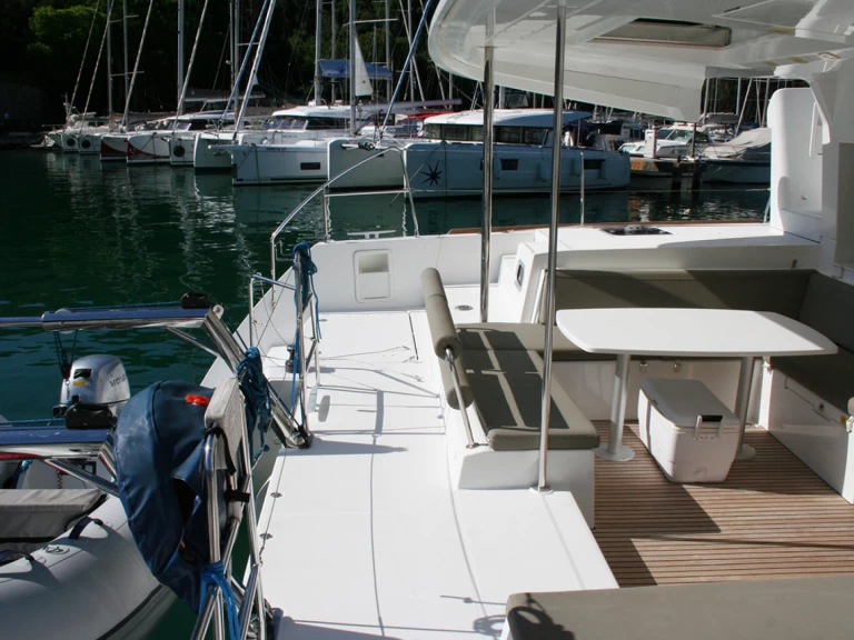 Hire Catamaran Lagoon with a boat licence