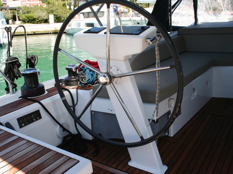 Sailboat to hire Komolac at the best price