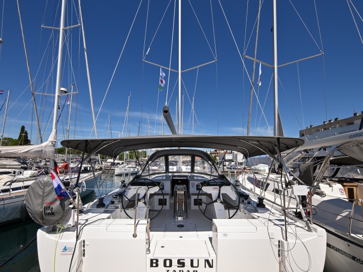 Hire Sailboat Bavaria with a boat licence