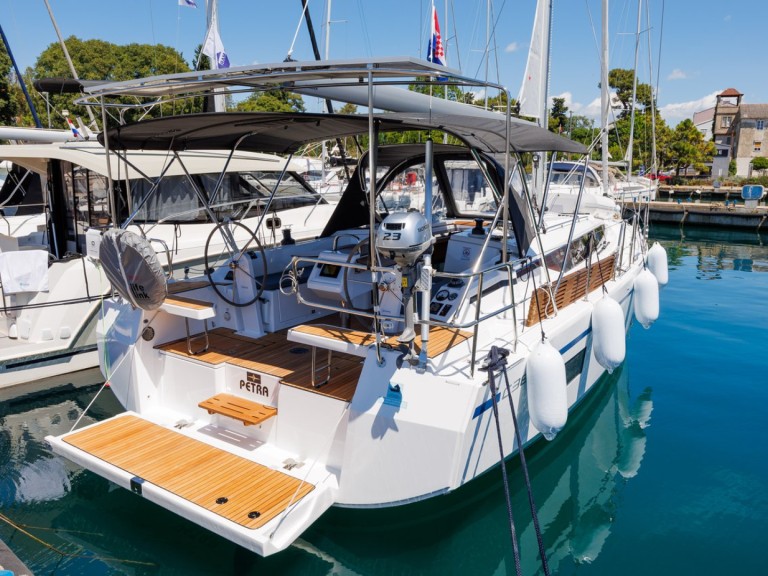 Charter a Bavaria Bavaria C38 in Zadar on Samboat