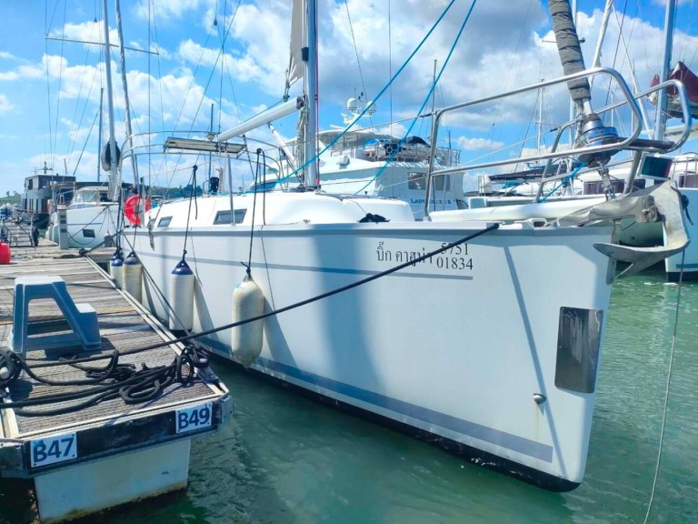 Sailboat hire in Mai Khao - Bavaria Cruiser 32
