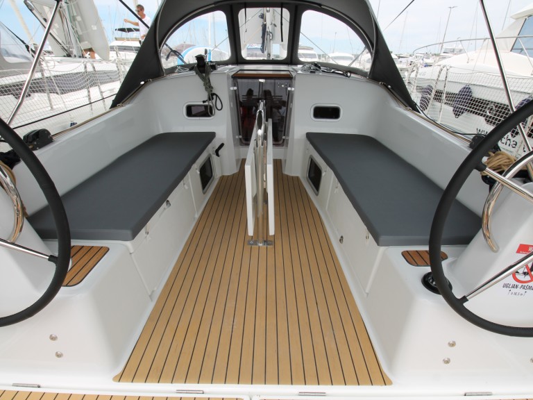 Hire Sailboat Jeanneau with a boat licence