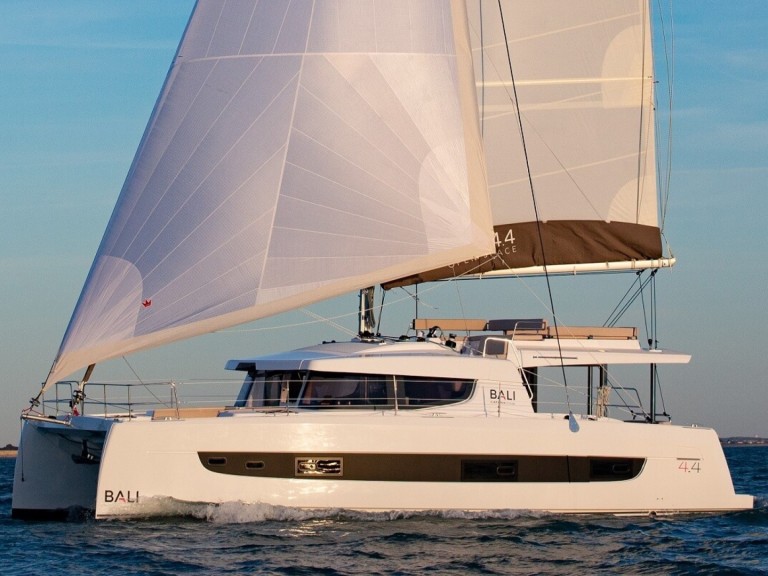 Catamaran to hire Hyères at the best price
