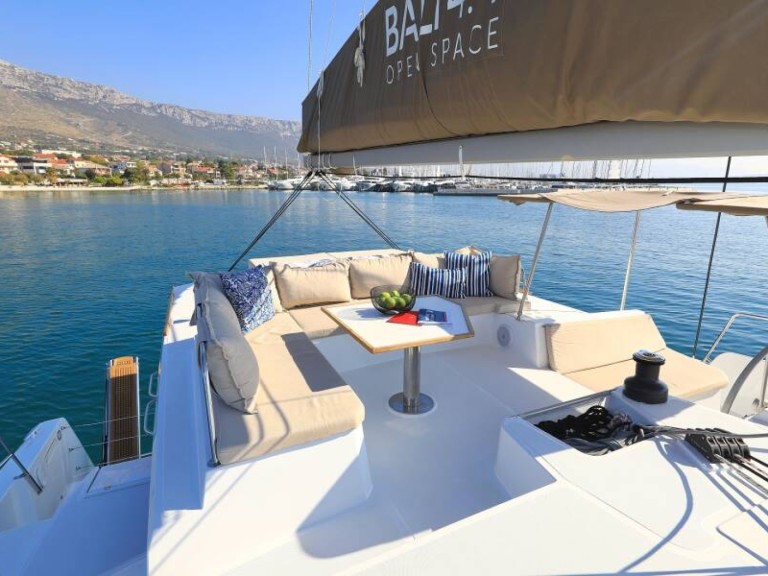 Yacht charter Hyères - 15 BALI 4.4 on SamBoat