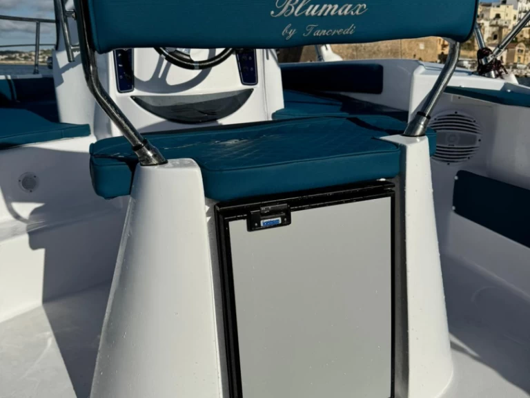 Hire Motorboat Blumax with a boat licence