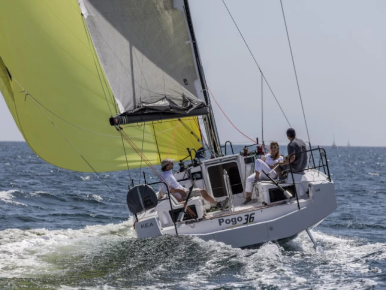 Sailboat to hire La Trinité-sur-Mer at the best price