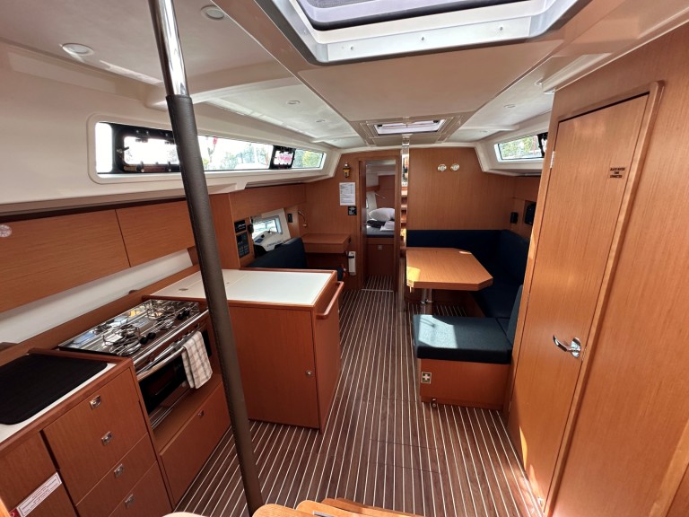 Yacht hire Alimos cheap Bavaria C38