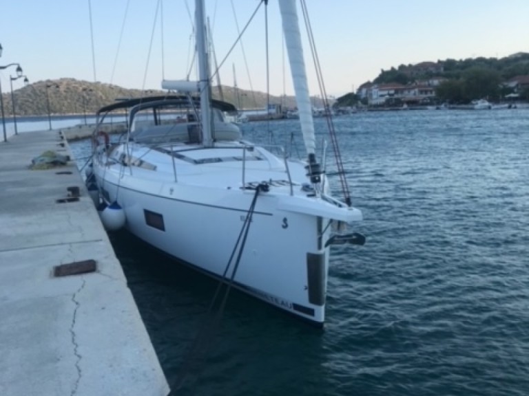 Charter a Bénéteau Oceanis 51.1 in Lefkáda on Samboat