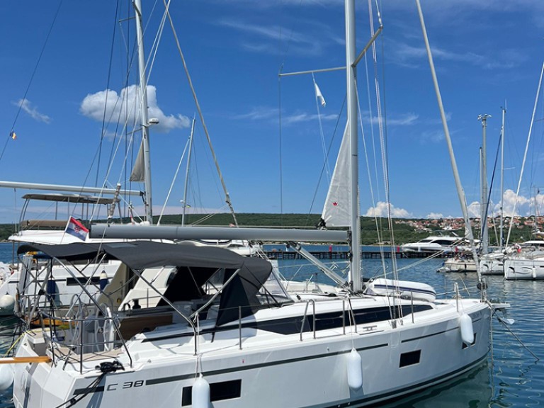 Charter a Bavaria Bavaria C38 in Punat on Samboat