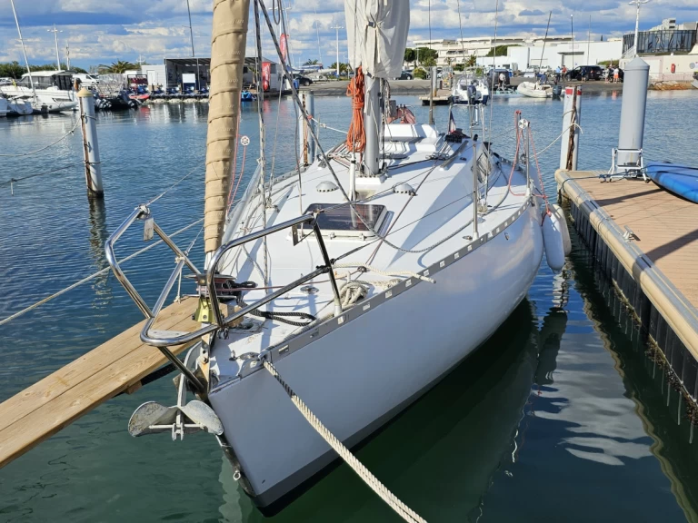 Hire a Bénéteau First 30 Port-Camargue
