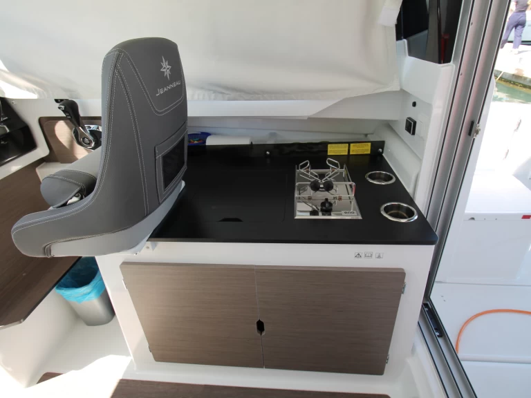 Hire Motorboat with or without skipper Jeanneau Biograd na Moru