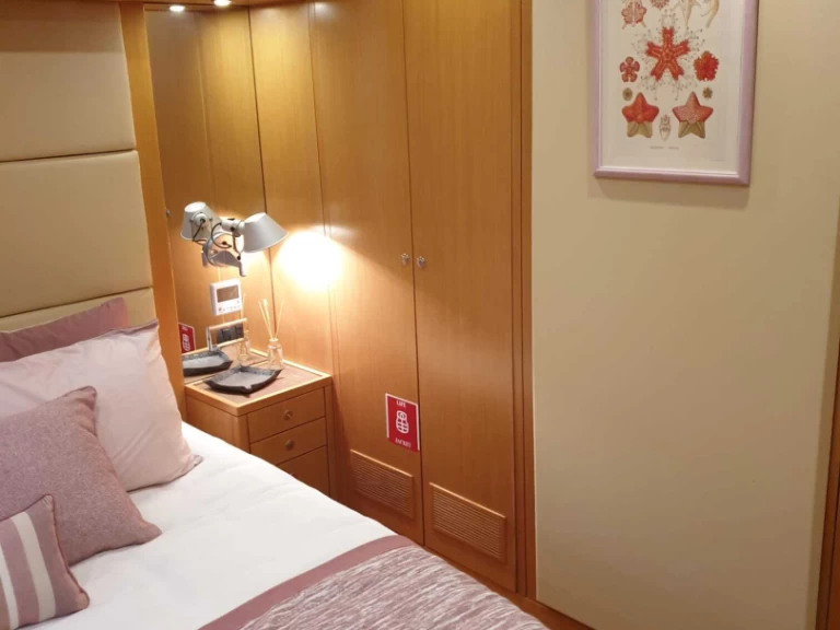 Hire Luxury Yacht  with a boat licence