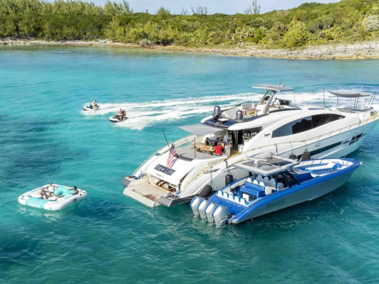 Hire Luxury Yacht Lazzara with a boat licence