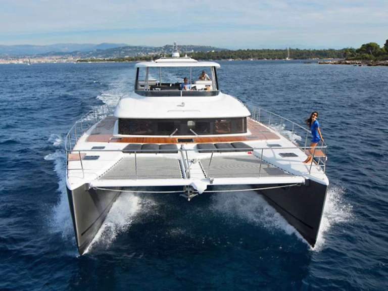 Hire Luxury Yacht Lagoon with a boat licence