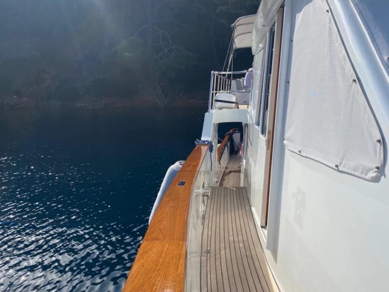 Hire Luxury Yacht  with a boat licence