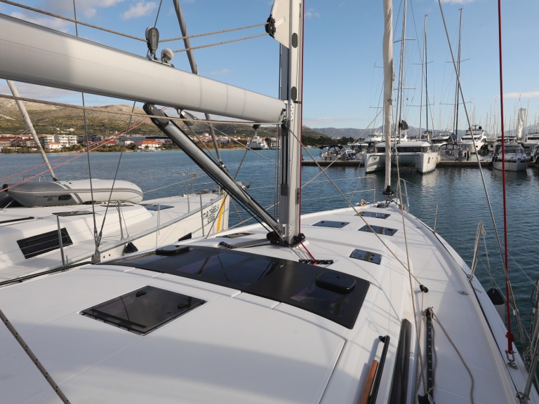 Charter a Dufour Dufour 470 in Sukošan on Samboat