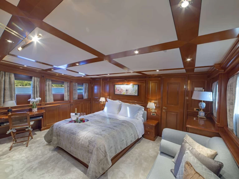 Luxury Yacht to hire Nafplio at the best price