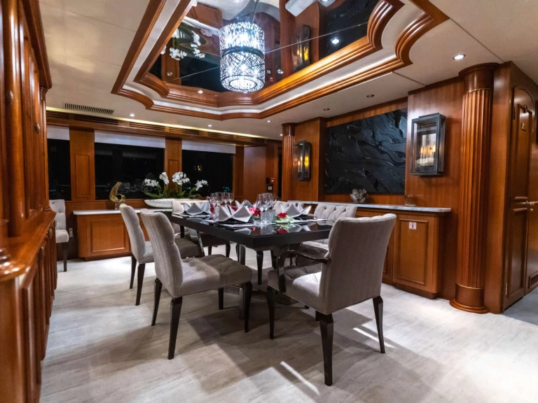 Hire Luxury Yacht Hatteras with a boat licence