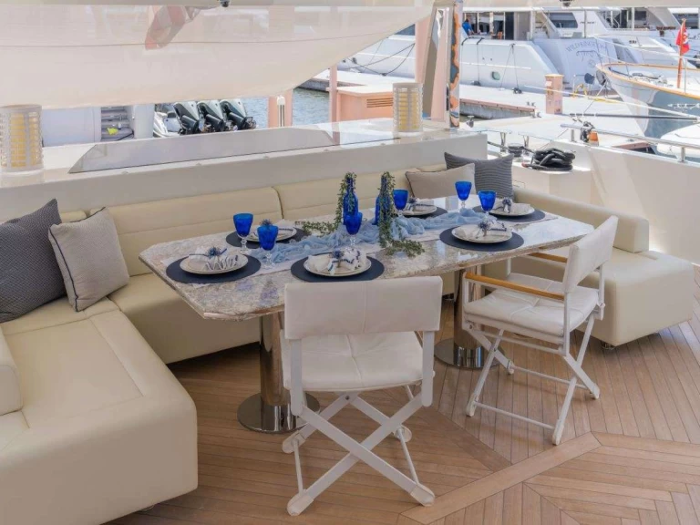 Luxury Yacht to hire Palm Beach at the best price