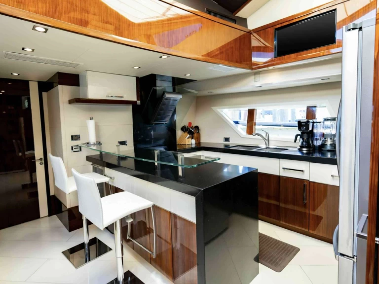 Hire a Lazzara NEW LIFE Nassau