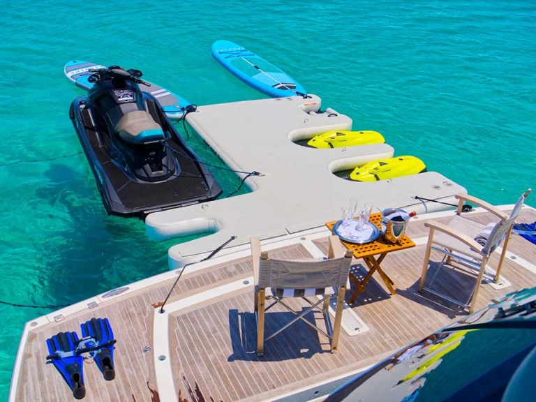 Hire Luxury Yacht Sunseeker with a boat licence