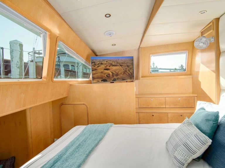 Hire Luxury Yacht PROUT with a boat licence