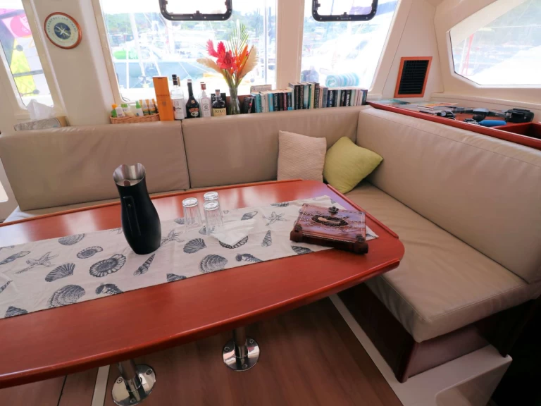 Luxury Yacht hire in Grenadines - Robertson and Caine Groovy