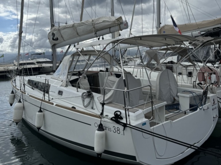 Sailboat hire in Ajaccio - Bénéteau Oceanis 381