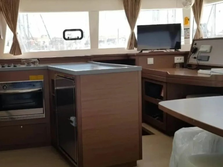 Charter a Lagoon Lagoon 450 in Vlychada on Samboat