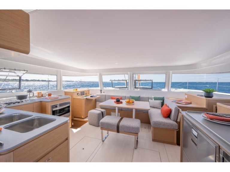 Catamaran to hire Papeete at the best price