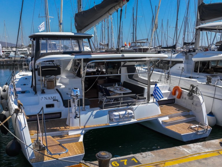 Hire Catamaran Lagoon with a boat licence