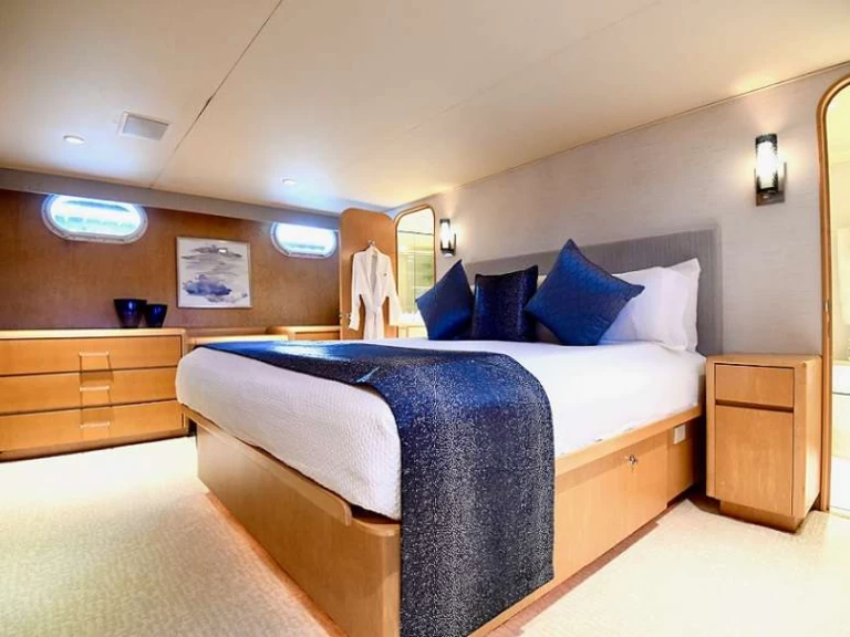 Yacht hire Bahamas cheap IMPULSE