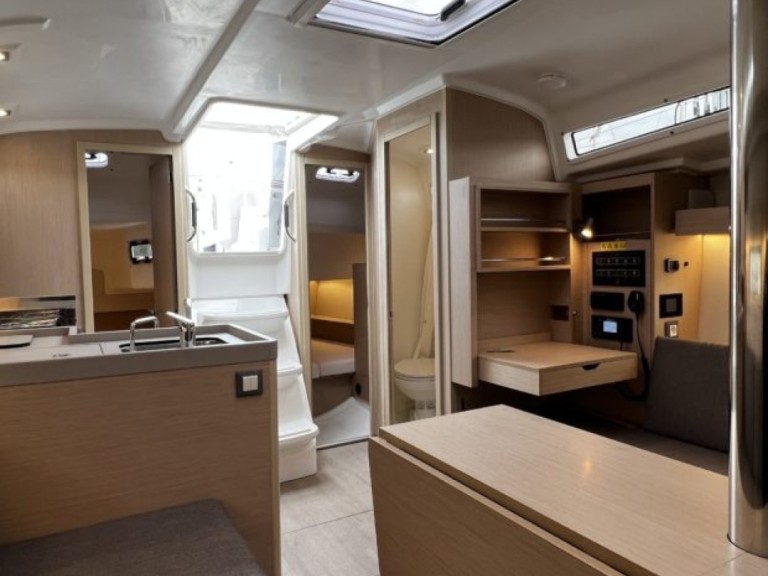 Yacht charter Arzon - Bénéteau OCEANIS 34QR 2024 2CAB on SamBoat