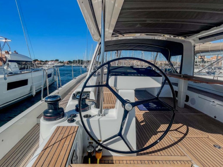 Sailboat to hire Hyères at the best price