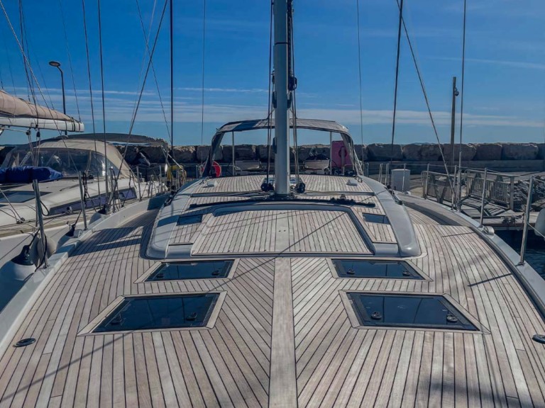 Sailboat hire in Hyères - Bénéteau Oceanis 60