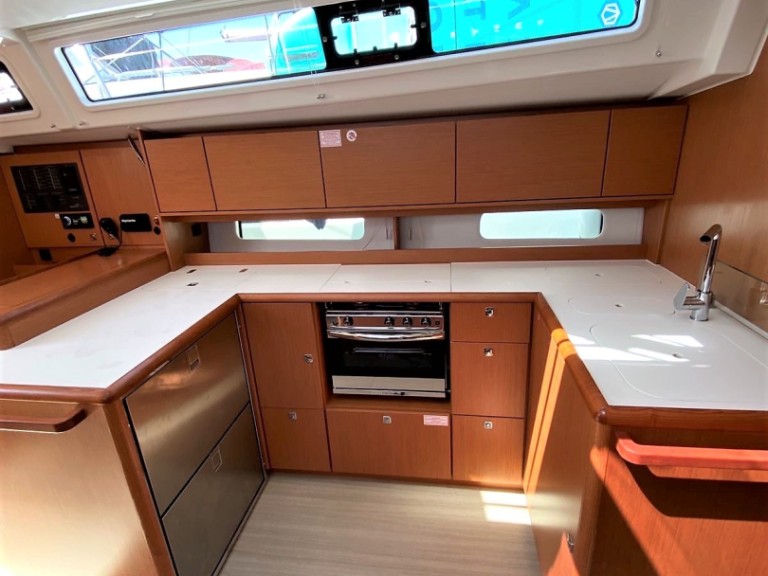 Yacht hire Alimos cheap Bavaria C46