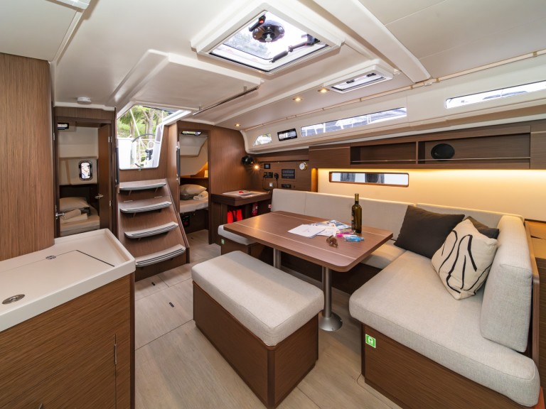 Charter a Bénéteau Oceanis 40.1 in Skradin on Samboat