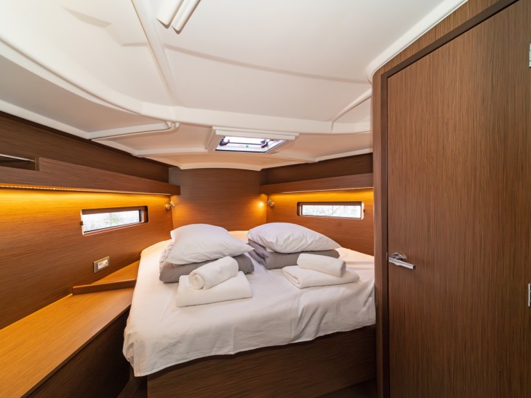 Charter a Bénéteau Oceanis 40.1 in Skradin on Samboat