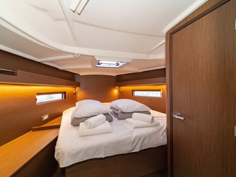 Charter a Bénéteau Oceanis 40.1 in Skradin on Samboat