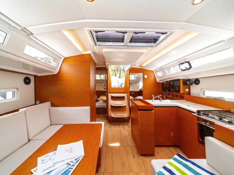 Hire Sailboat Jeanneau with a boat licence